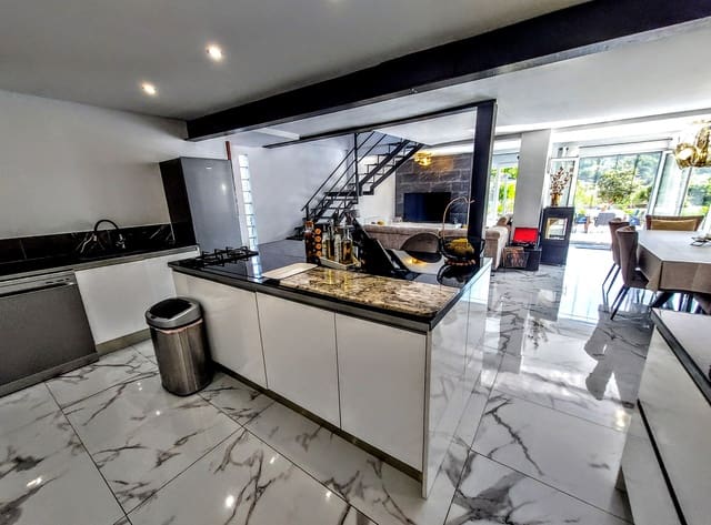 4 makuuhuone Huvila myytävänä paikassa Buñol - 250 000 € (Ref: 9105161)