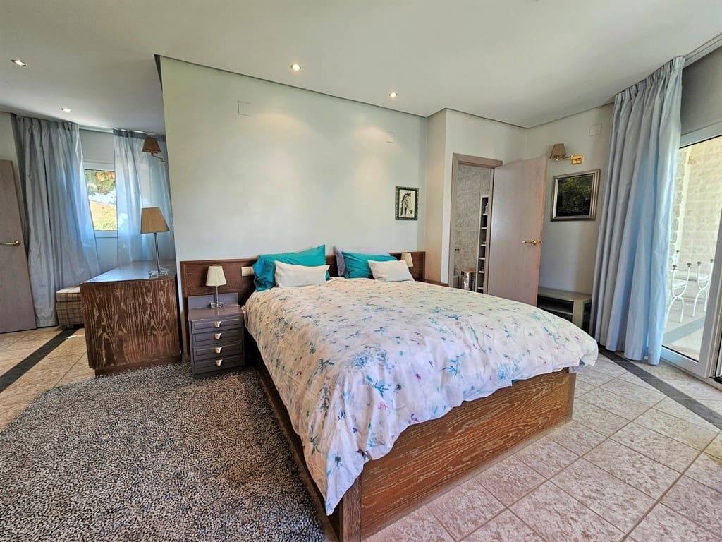 5 soveværelse Villa til salg i La Pobla de Vallbona med swimmingpool - € 875.000 (Ref: 9113284)