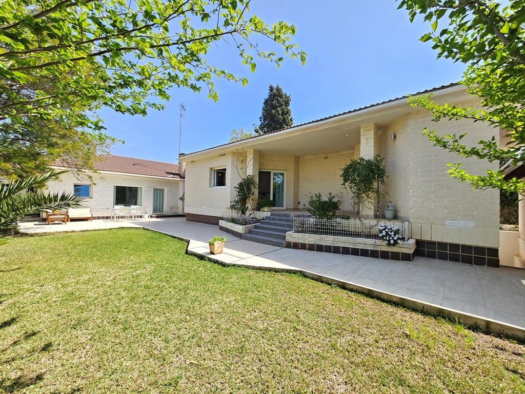 5 soveværelse Villa til salg i La Pobla de Vallbona med swimmingpool - € 875.000 (Ref: 9113284)