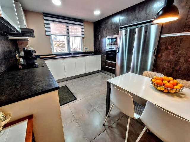 6 soveværelse Villa til salg i Montserrat med swimmingpool - € 590.000 (Ref: 9300705)