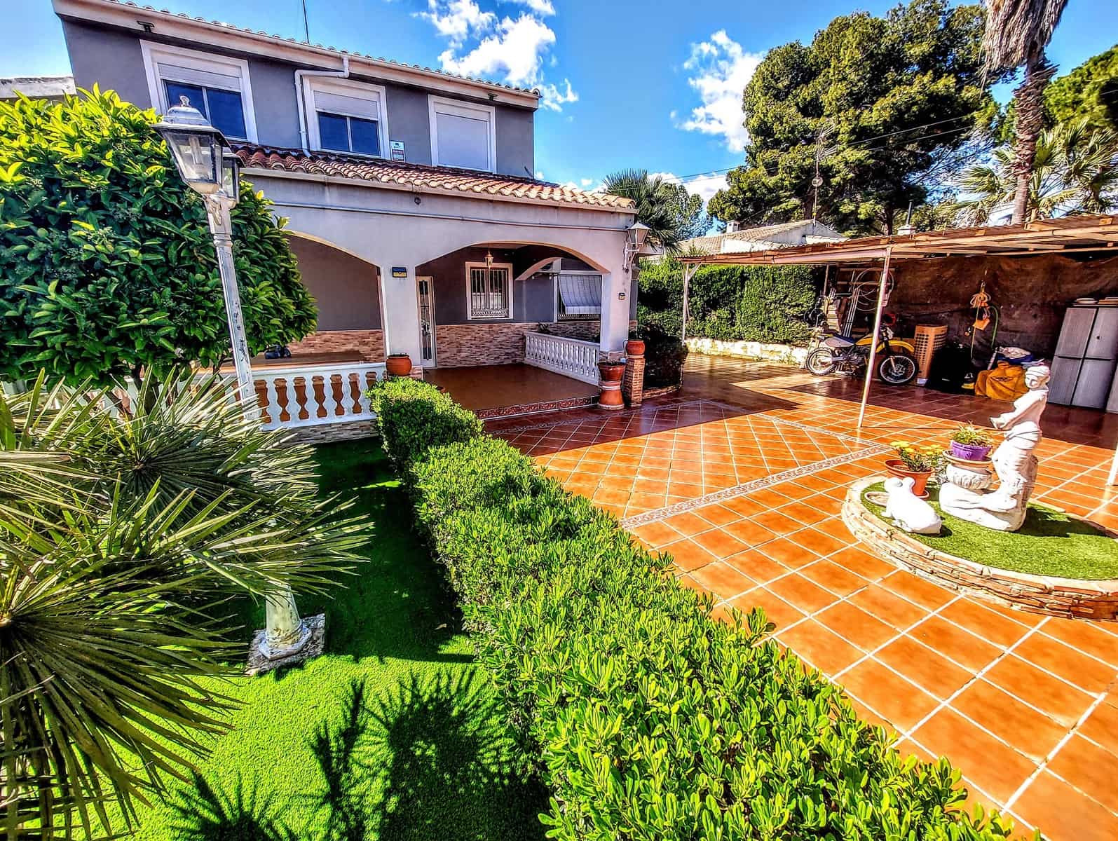 6 soveværelse Villa til salg i Montserrat med swimmingpool - € 590.000 (Ref: 9300705)