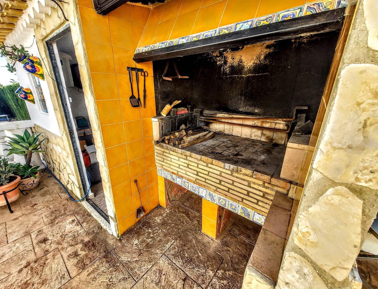 4 soveværelse Villa til salg i Montroy med swimmingpool - € 205.000 (Ref: 9330236)