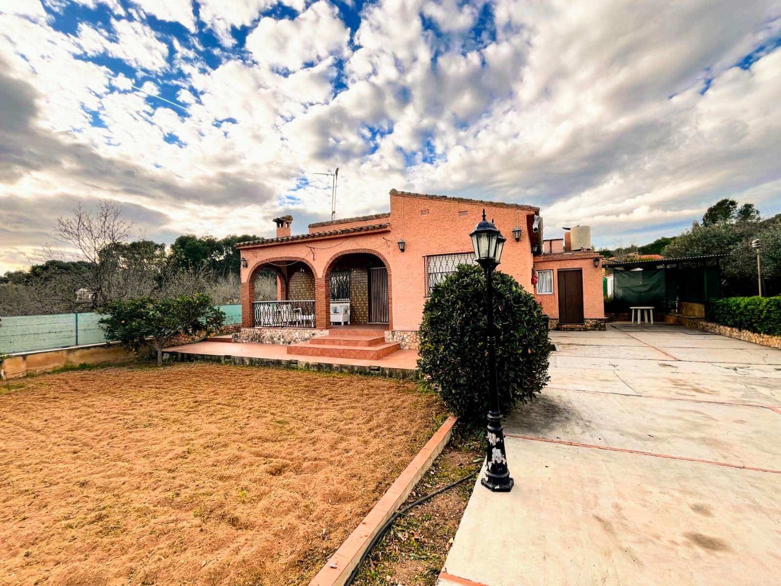 3 slaapkamer Villa te koop in Lliria met zwembad - € 195.000 (Ref: 9433005)