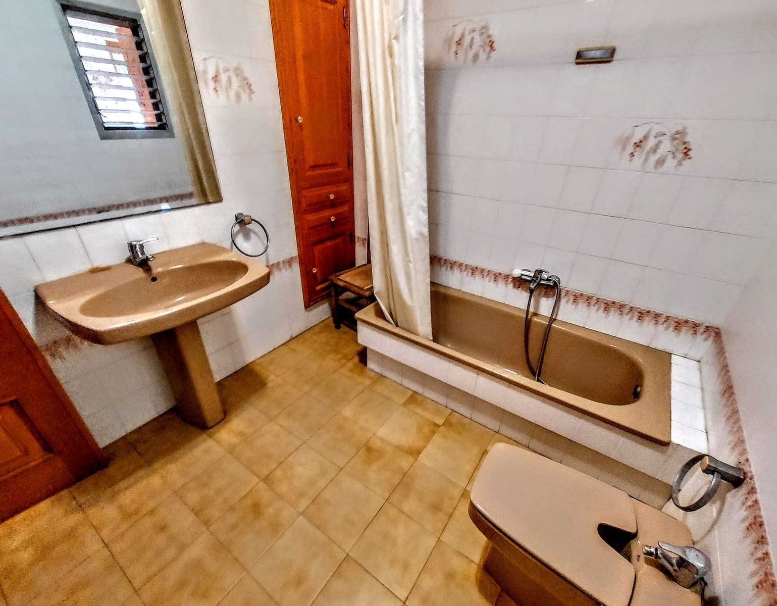 5 makuuhuone Omakotitalo myytävänä paikassa Montserrat - 255 000 € (Ref: 9564836)