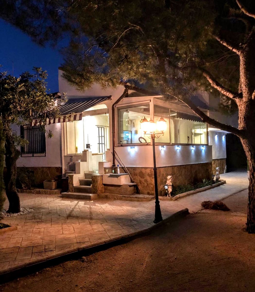 Chalet de 3 habitaciones en Montroy en venta con piscina - 239.000 € (Ref: 9568191)