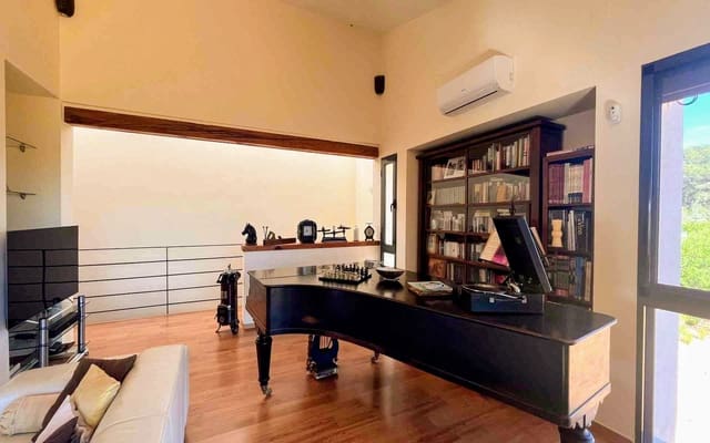 7 bedroom Villa for sale in Montserrat with pool - € 950,000 (Ref: 9758599)