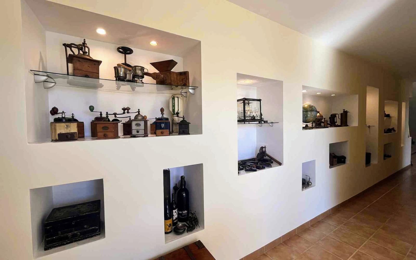 7 bedroom Villa for sale in Montserrat with pool - € 950,000 (Ref: 9758599)