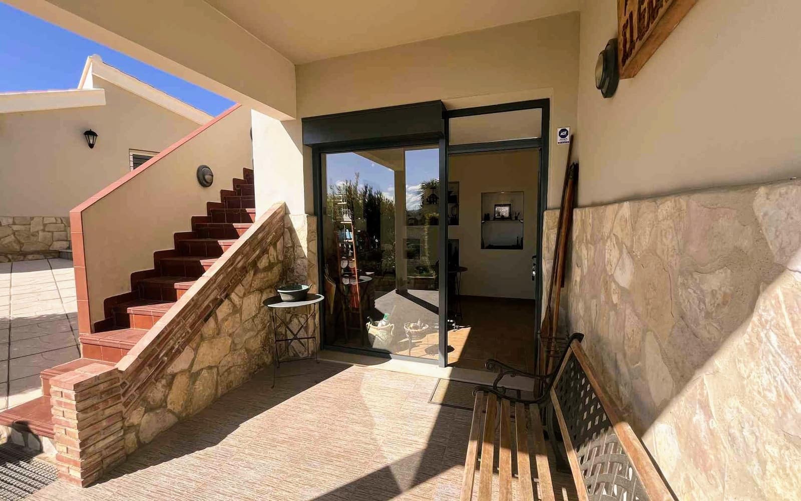 7 bedroom Villa for sale in Montserrat with pool - € 950,000 (Ref: 9758599)