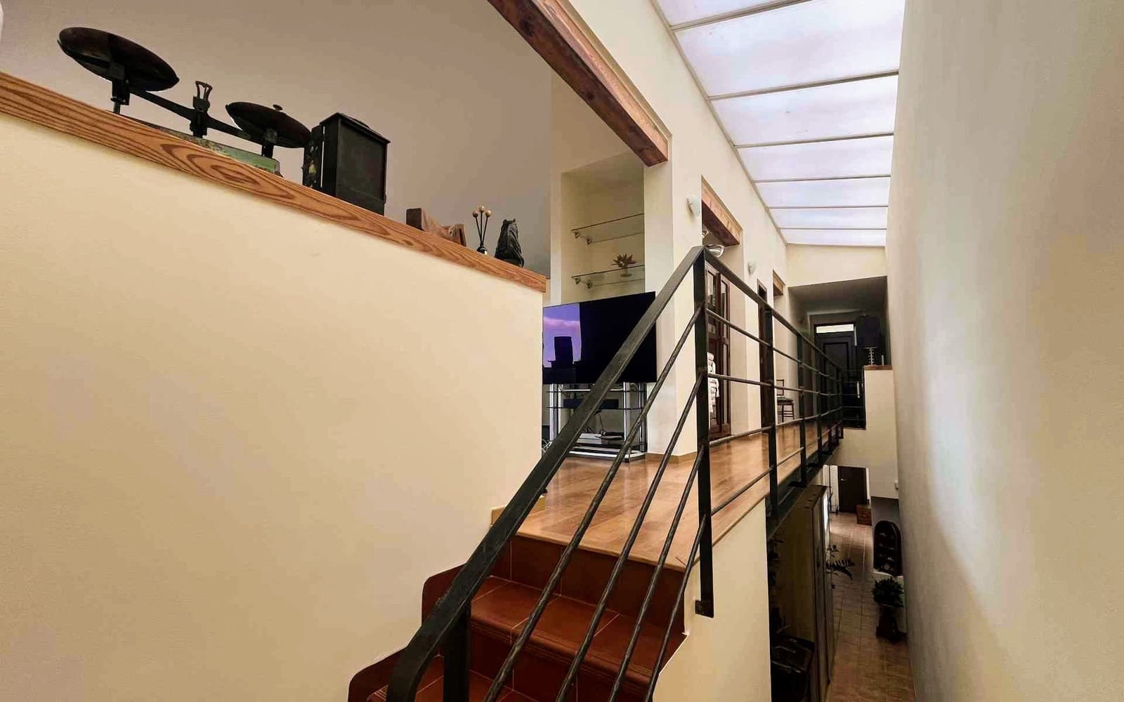 7 bedroom Villa for sale in Montserrat with pool - € 950,000 (Ref: 9758599)