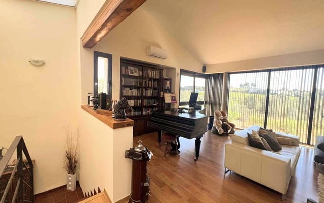 7 bedroom Villa for sale in Montserrat with pool - € 950,000 (Ref: 9758599)