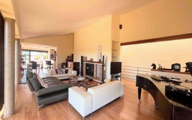 7 bedroom Villa for sale in Montserrat with pool - € 950,000 (Ref: 9758599)