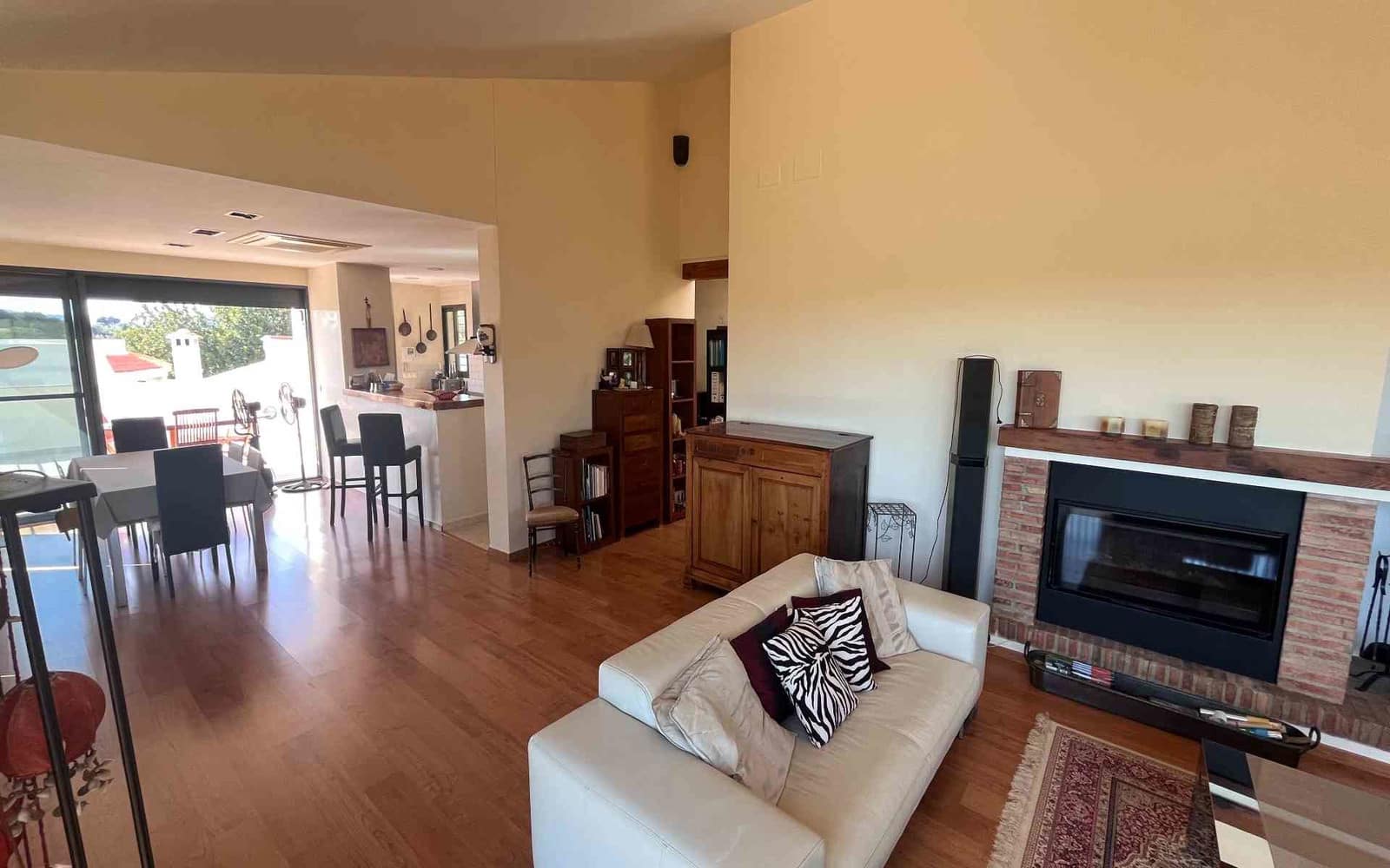 7 bedroom Villa for sale in Montserrat with pool - € 950,000 (Ref: 9758599)