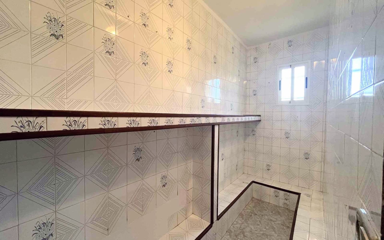 7 bedroom Villa for sale in Montserrat with pool - € 950,000 (Ref: 9758599)