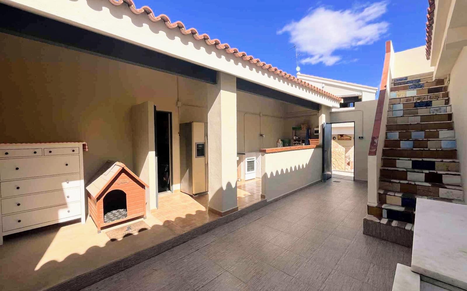 7 bedroom Villa for sale in Montserrat with pool - € 950,000 (Ref: 9758599)