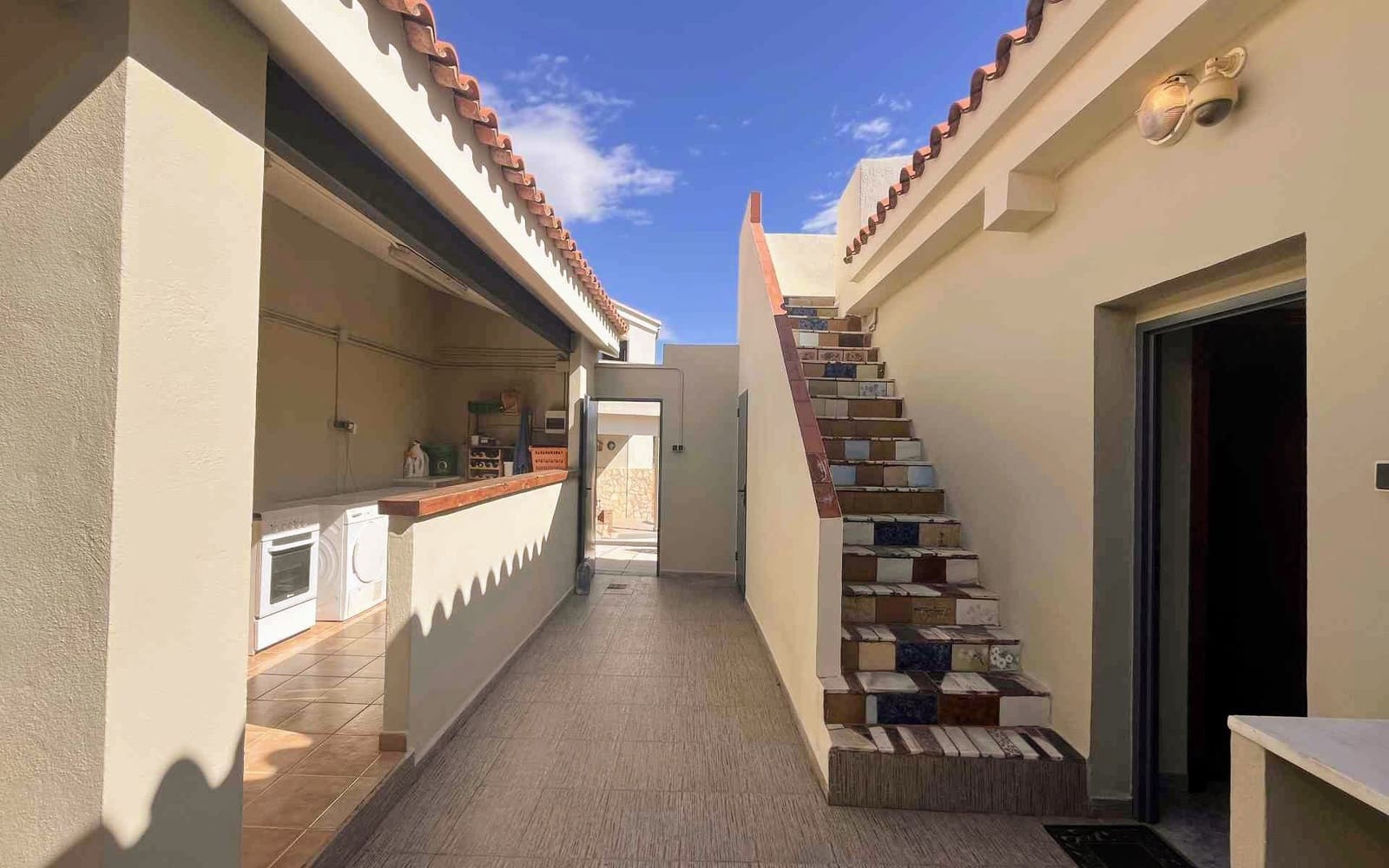 7 bedroom Villa for sale in Montserrat with pool - € 950,000 (Ref: 9758599)