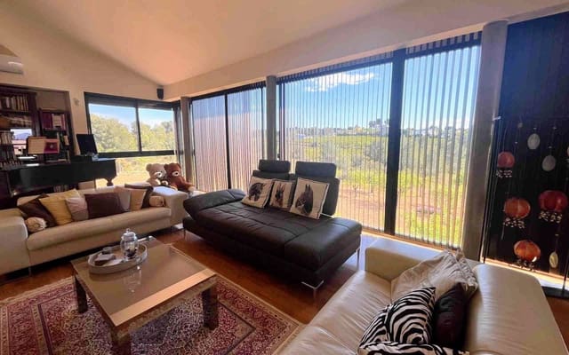 7 bedroom Villa for sale in Montserrat with pool - € 950,000 (Ref: 9758599)