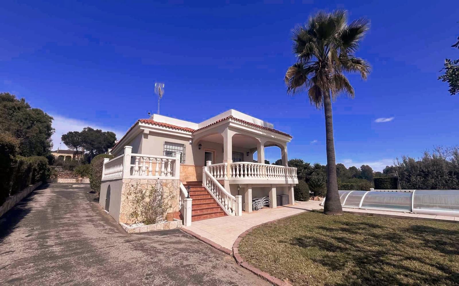 7 bedroom Villa for sale in Montserrat with pool - € 950,000 (Ref: 9758599)
