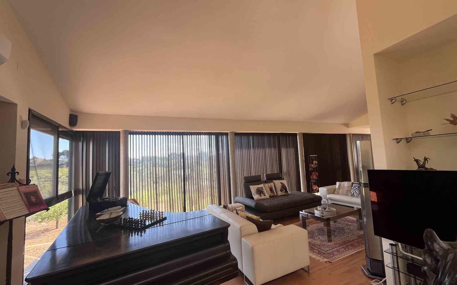 7 bedroom Villa for sale in Montserrat with pool - € 950,000 (Ref: 9758599)