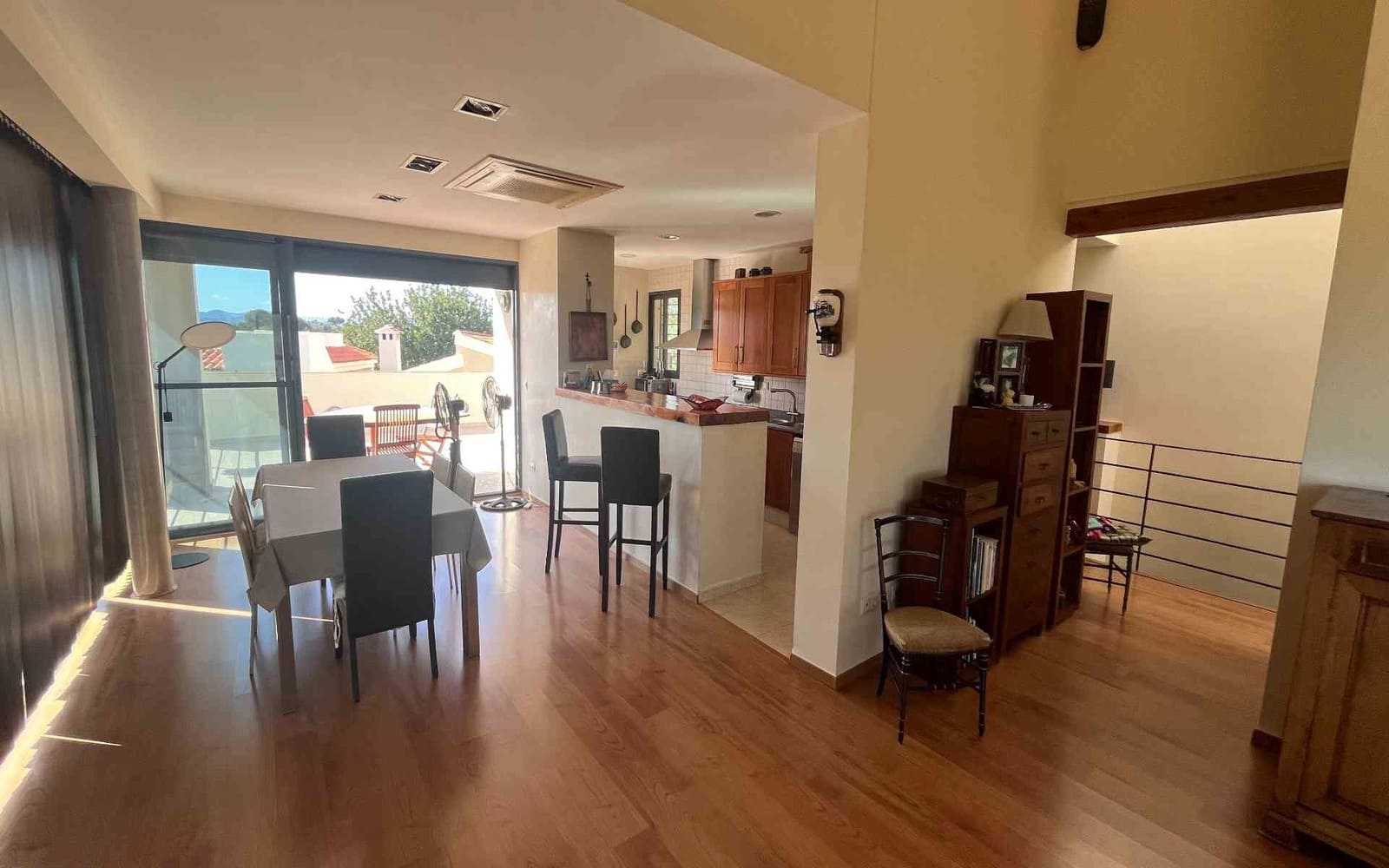 7 bedroom Villa for sale in Montserrat with pool - € 950,000 (Ref: 9758599)