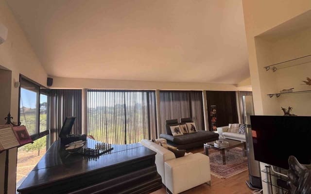 7 bedroom Villa for sale in Montserrat with pool - € 950,000 (Ref: 9758599)