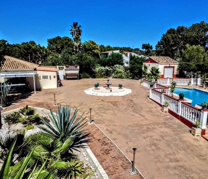4 bedroom Villa for sale in Alberic with pool garage - € 335,000 (Ref: 9804076)