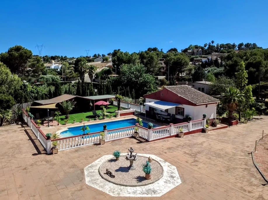 4 bedroom Villa for sale in Alberic with pool garage - € 335,000 (Ref: 9804076)