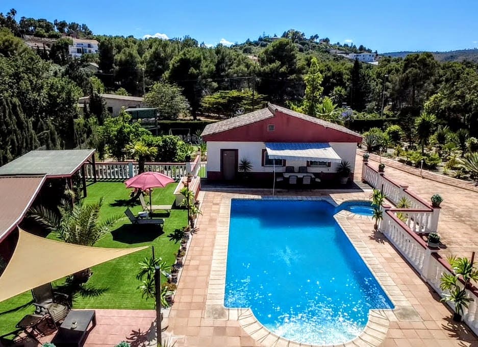 4 bedroom Villa for sale in Alberic with pool garage - € 335,000 (Ref: 9804076)