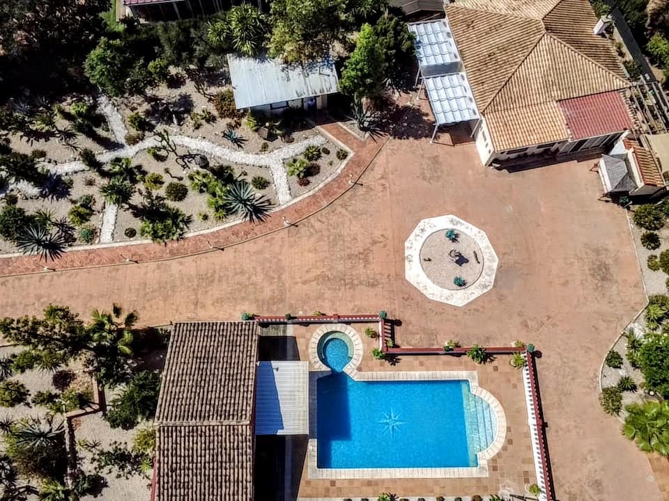 4 bedroom Villa for sale in Alberic with pool garage - € 335,000 (Ref: 9804076)