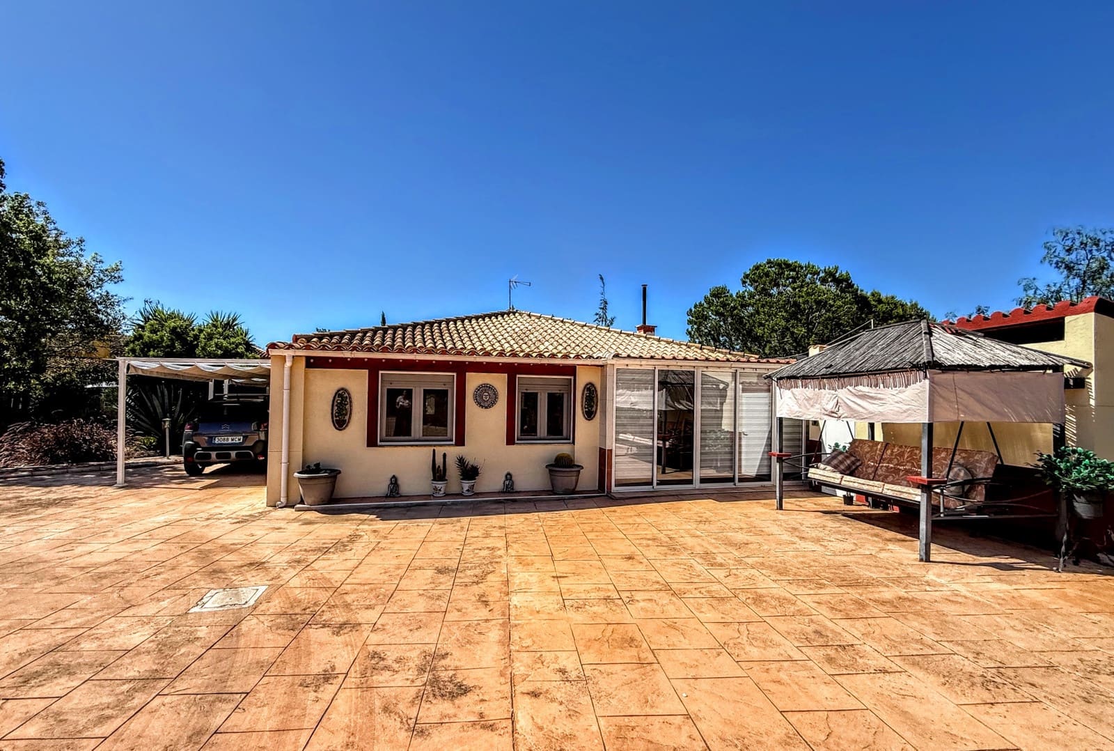 4 bedroom Villa for sale in Alberic with pool garage - € 335,000 (Ref: 9804076)