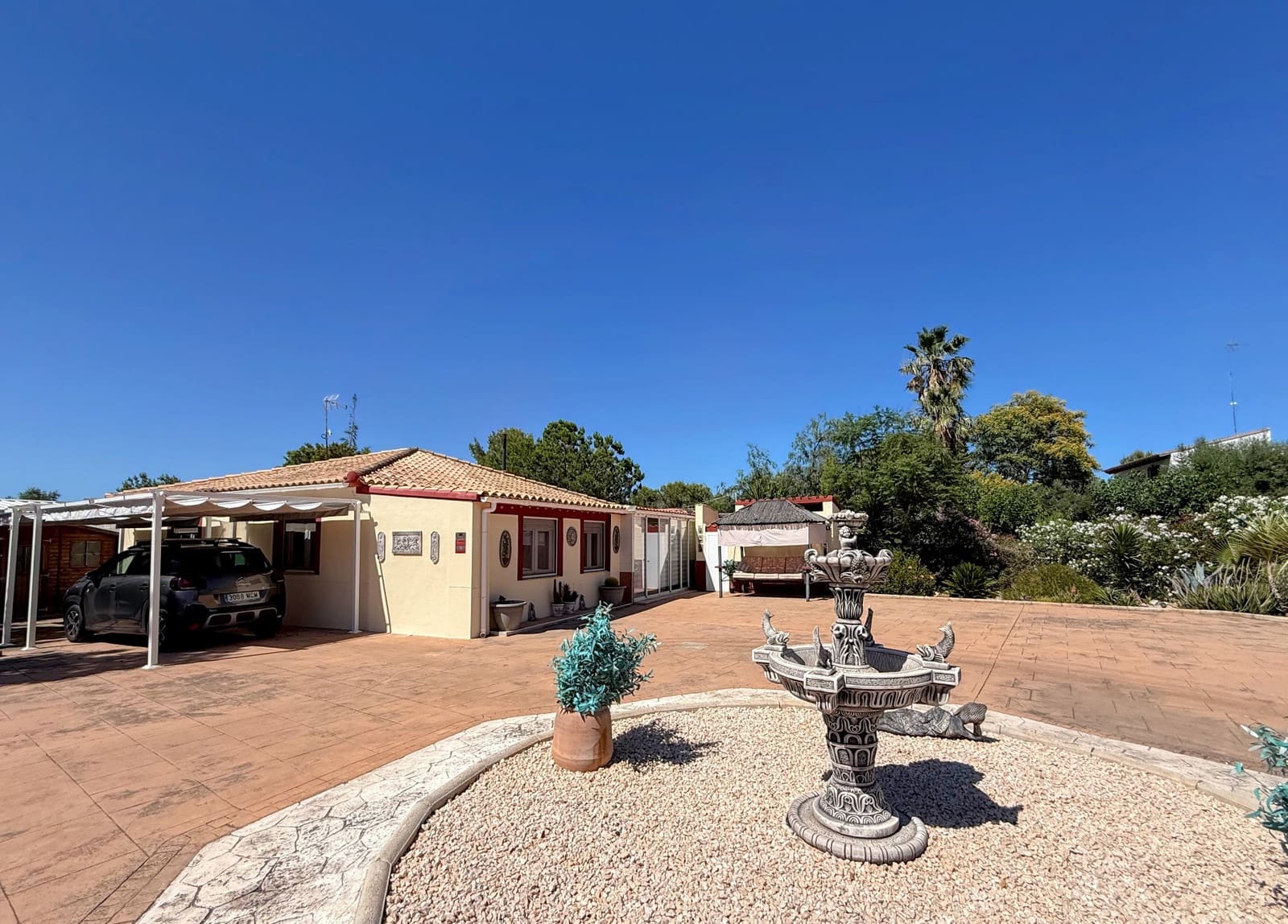 4 bedroom Villa for sale in Alberic with pool garage - € 335,000 (Ref: 9804076)