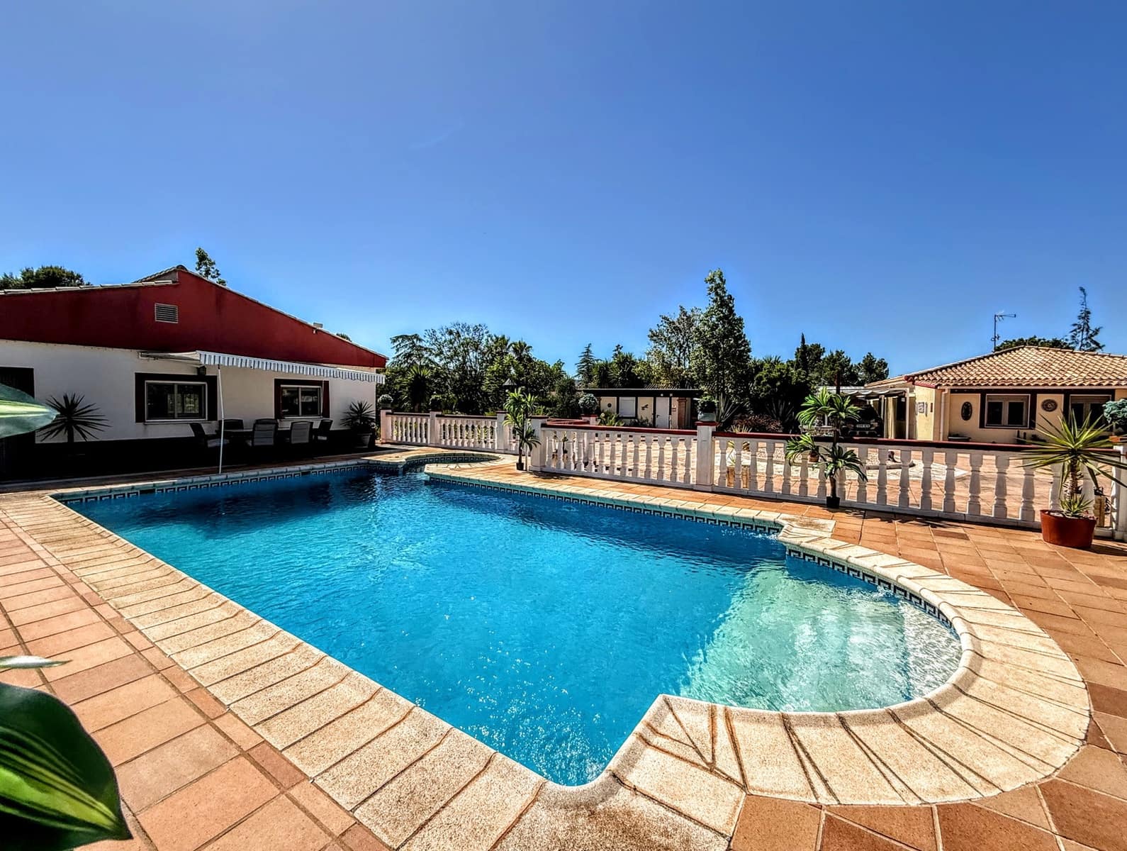 4 bedroom Villa for sale in Alberic with pool garage - € 335,000 (Ref: 9804076)