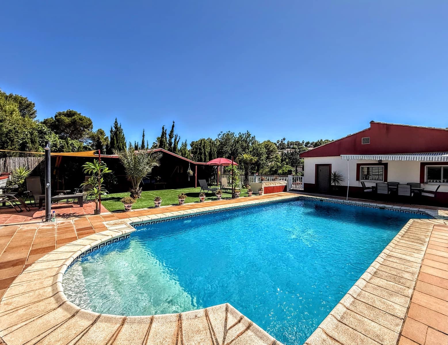 4 bedroom Villa for sale in Alberic with pool garage - € 335,000 (Ref: 9804076)