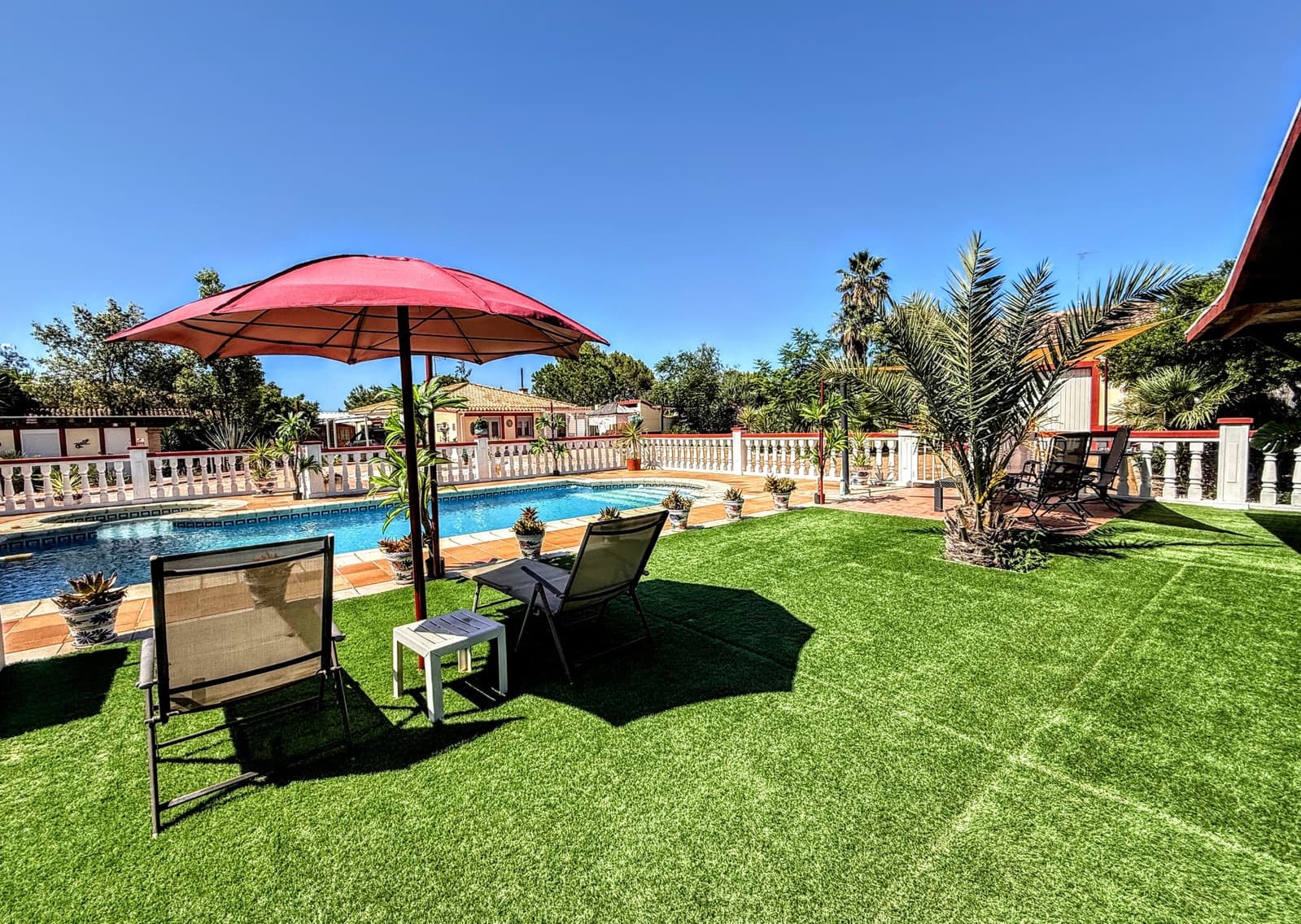 4 bedroom Villa for sale in Alberic with pool garage - € 335,000 (Ref: 9804076)