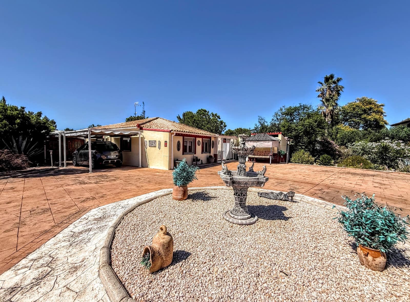 4 bedroom Villa for sale in Alberic with pool garage - € 335,000 (Ref: 9804076)