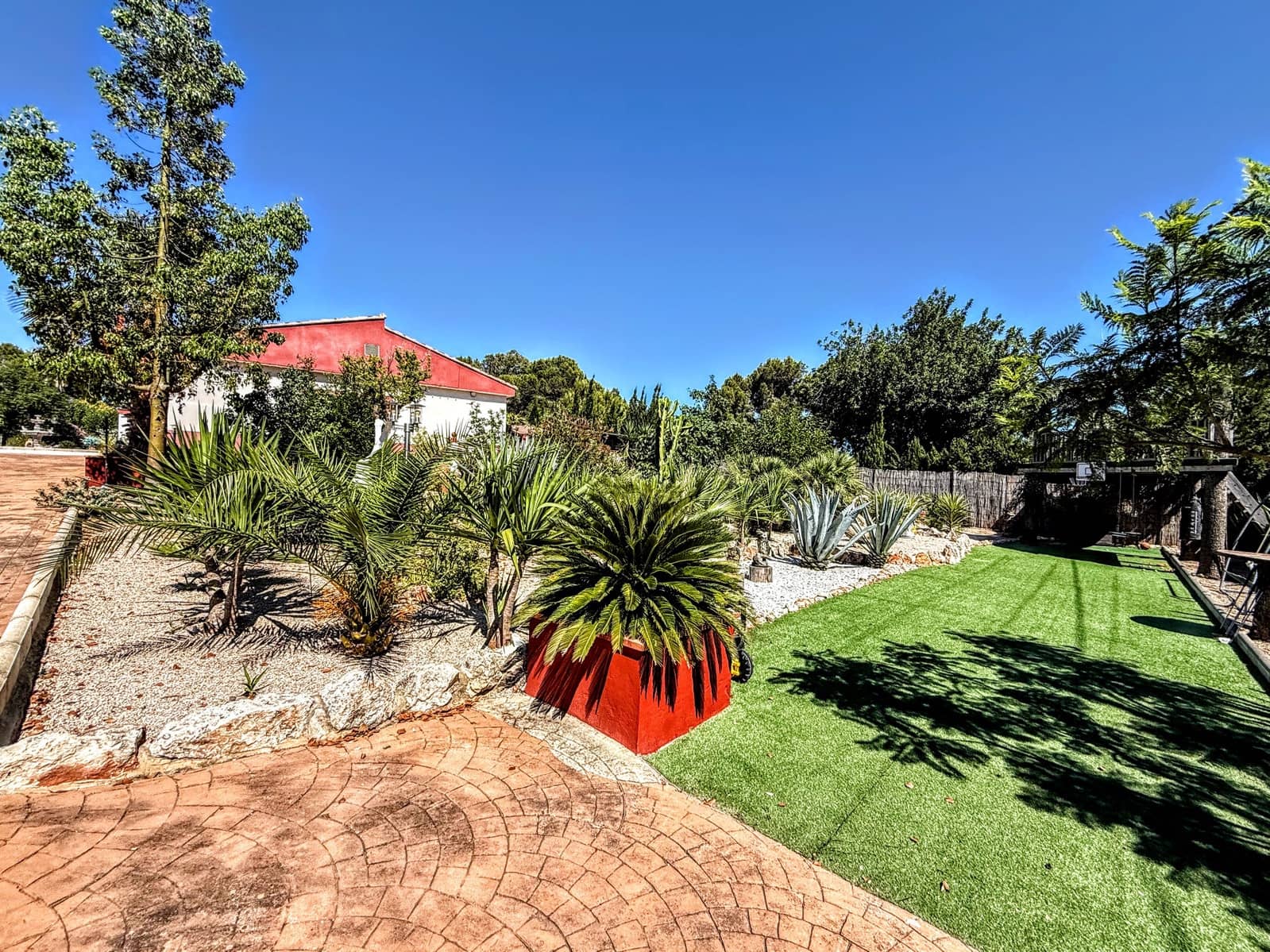 4 bedroom Villa for sale in Alberic with pool garage - € 335,000 (Ref: 9804076)