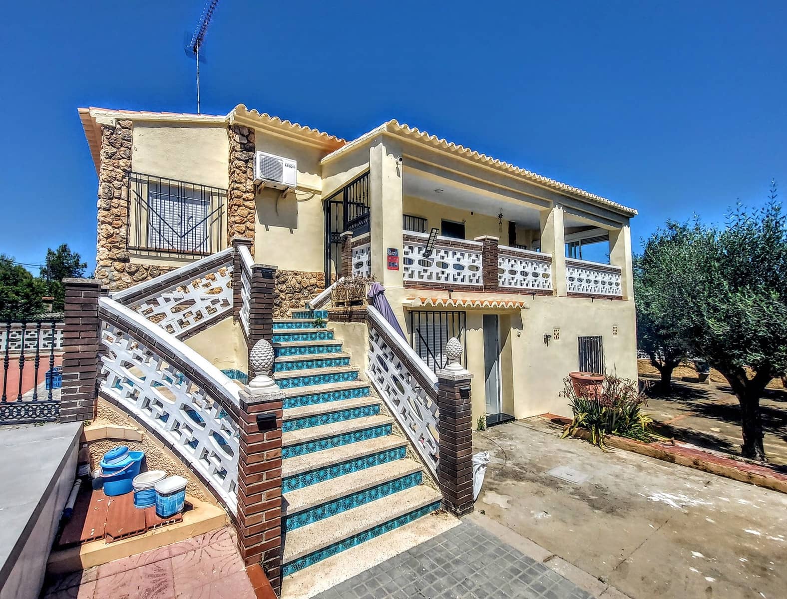 6 bedroom Villa for sale in Montserrat with pool - € 329,000 (Ref: 9868296)