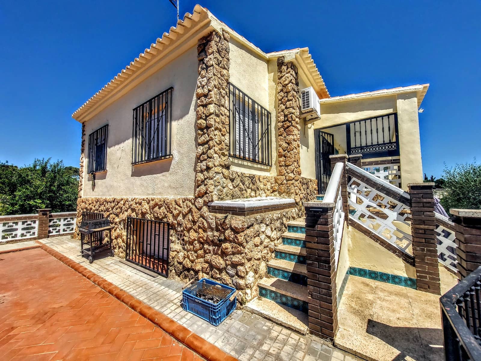 6 bedroom Villa for sale in Montserrat with pool - € 329,000 (Ref: 9868296)