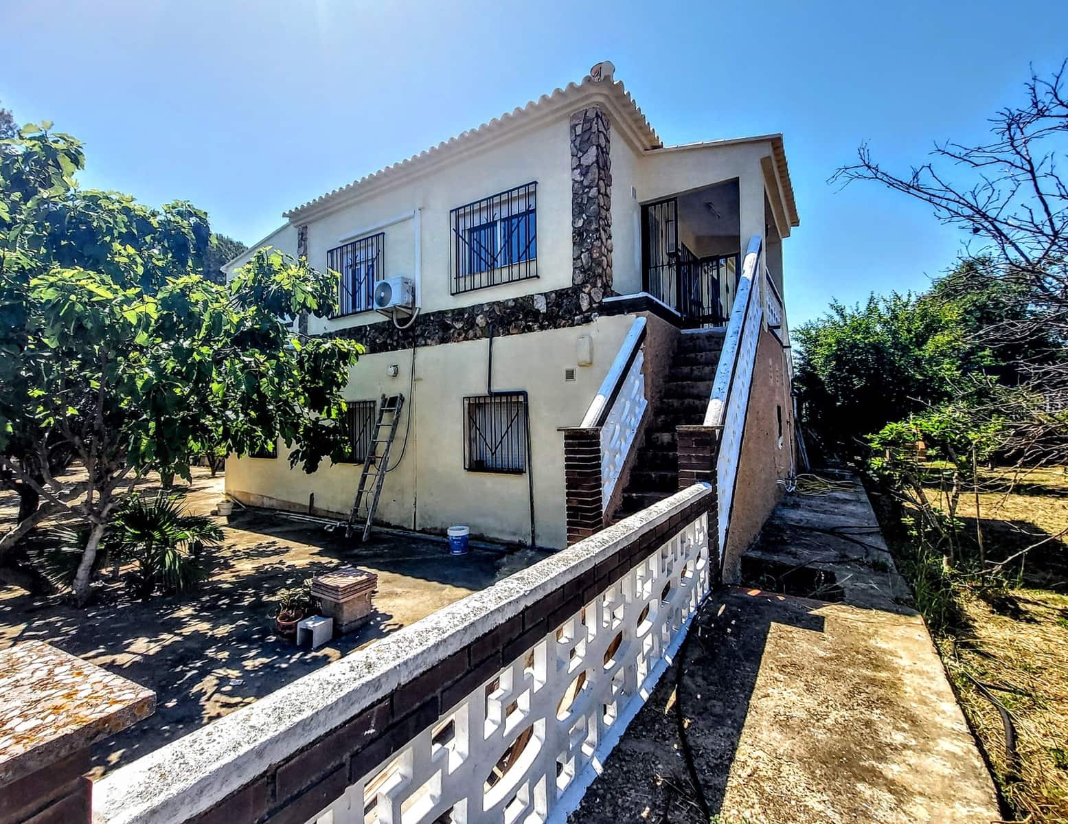6 bedroom Villa for sale in Montserrat with pool - € 329,000 (Ref: 9868296)