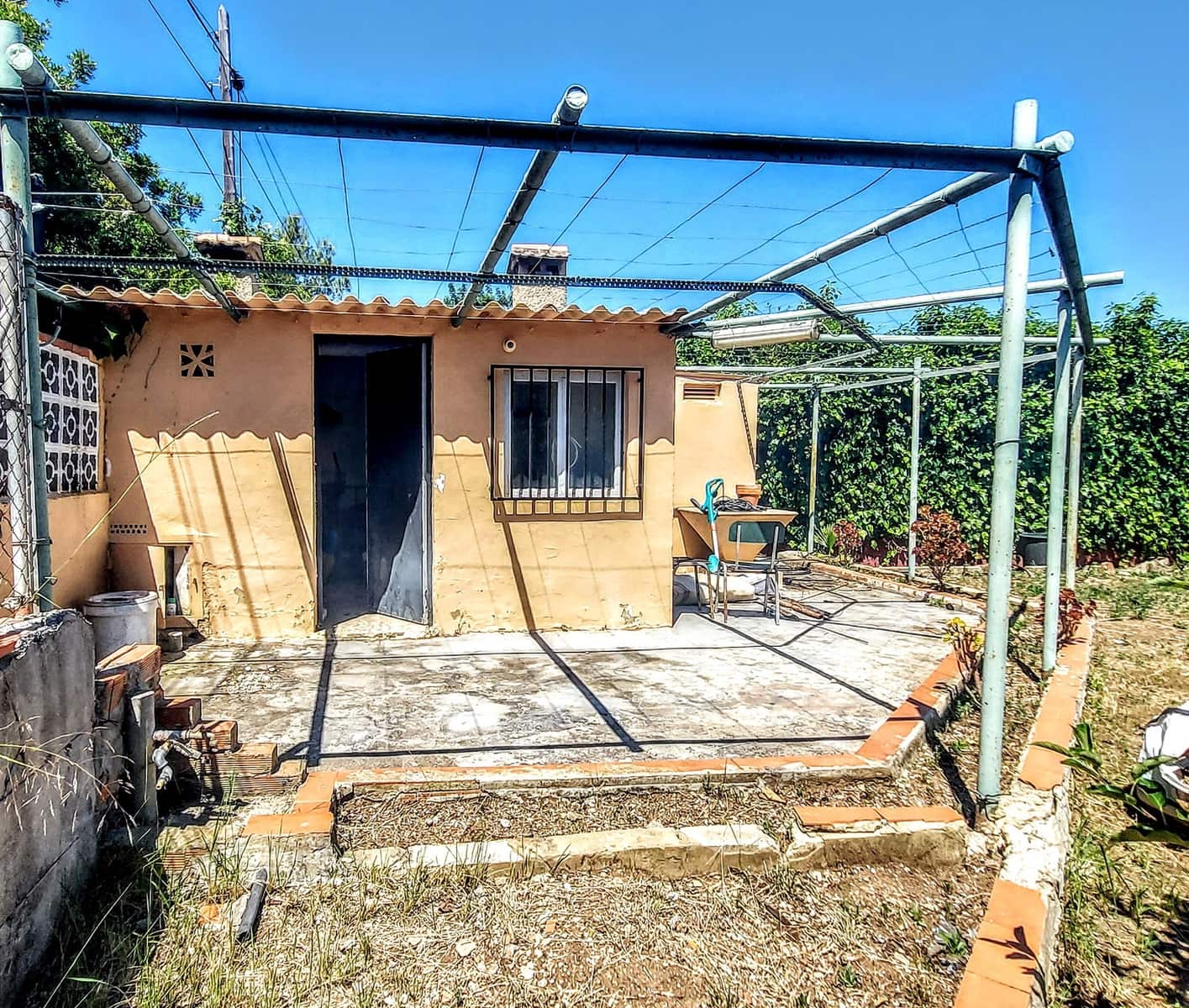6 bedroom Villa for sale in Montserrat with pool - € 329,000 (Ref: 9868296)