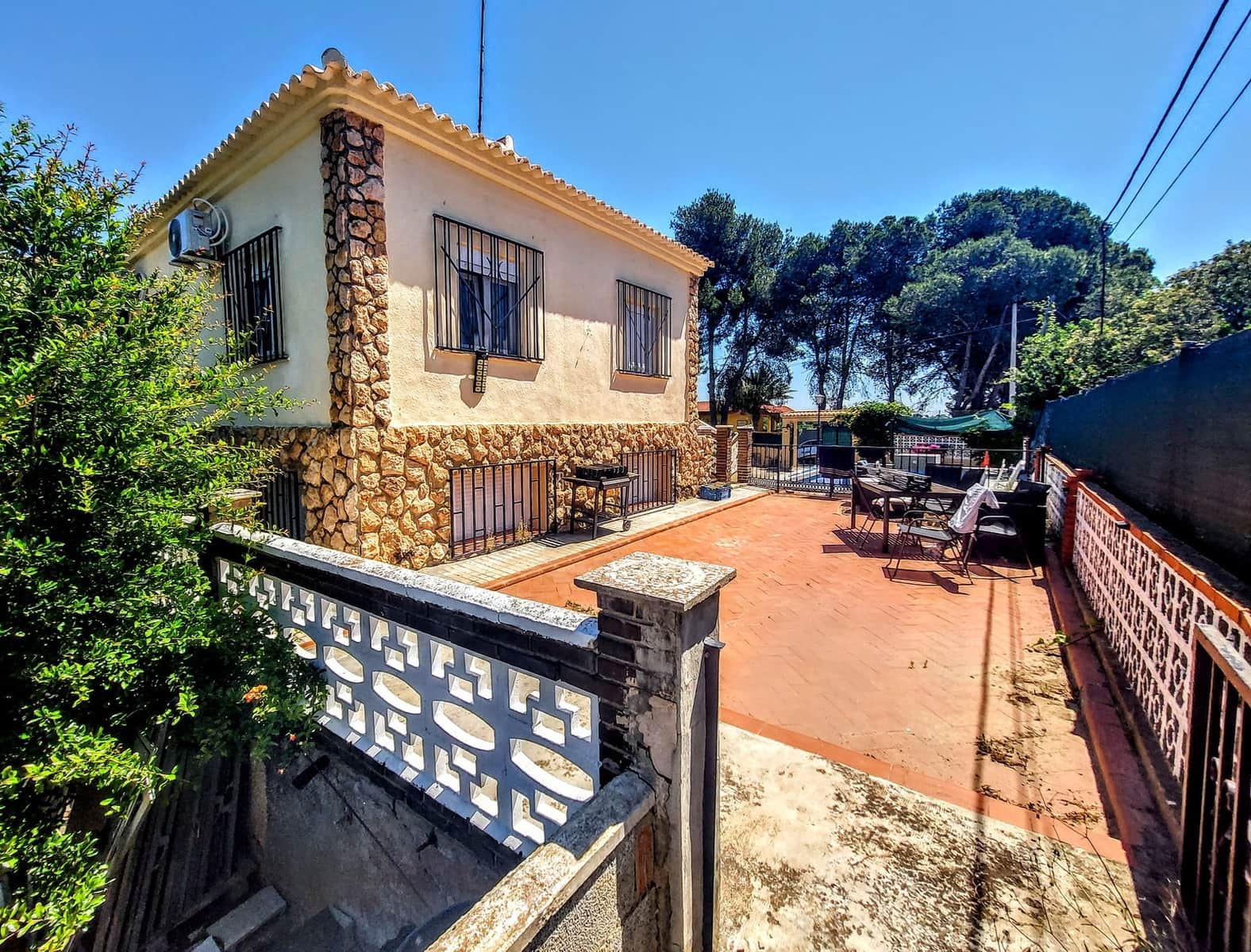 6 bedroom Villa for sale in Montserrat with pool - € 329,000 (Ref: 9868296)