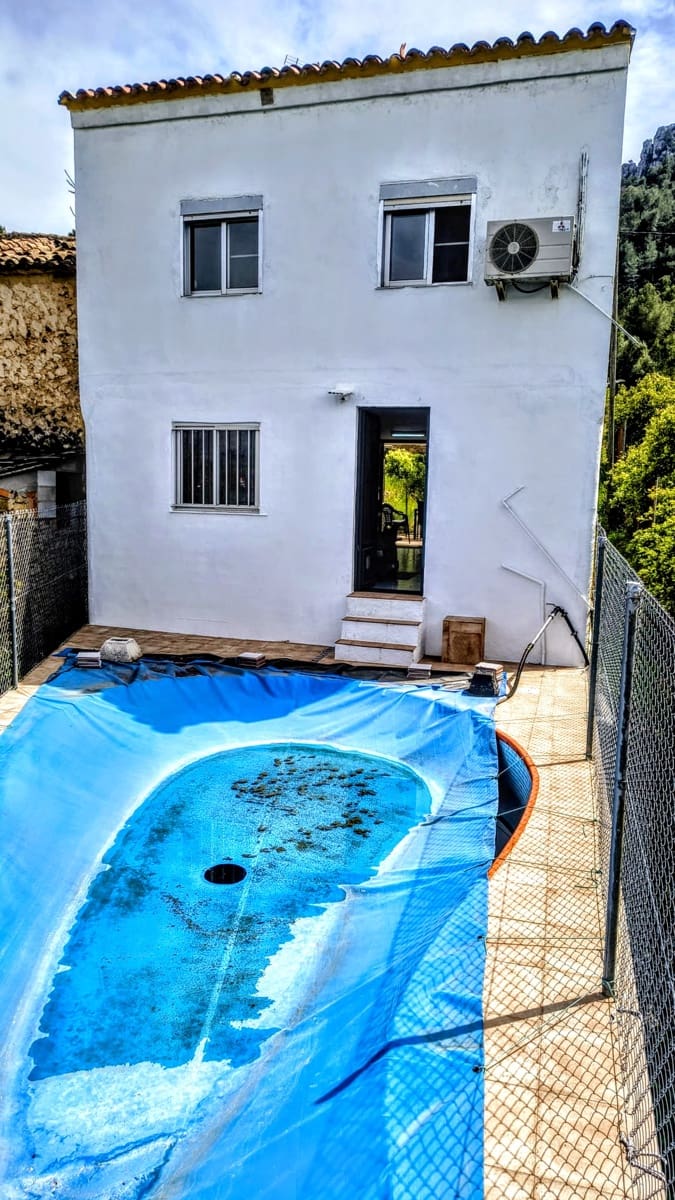 Chalet de 3 habitaciones en Pla de Corrals en venta con piscina - 142.000 € (Ref: 9868297)