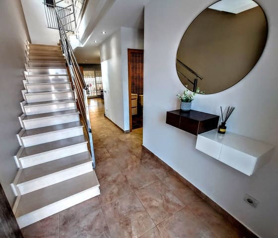 4 slaapkamer Villa te koop in La Pobla de Vallbona met zwembad - € 510.000 (Ref: 9880657)