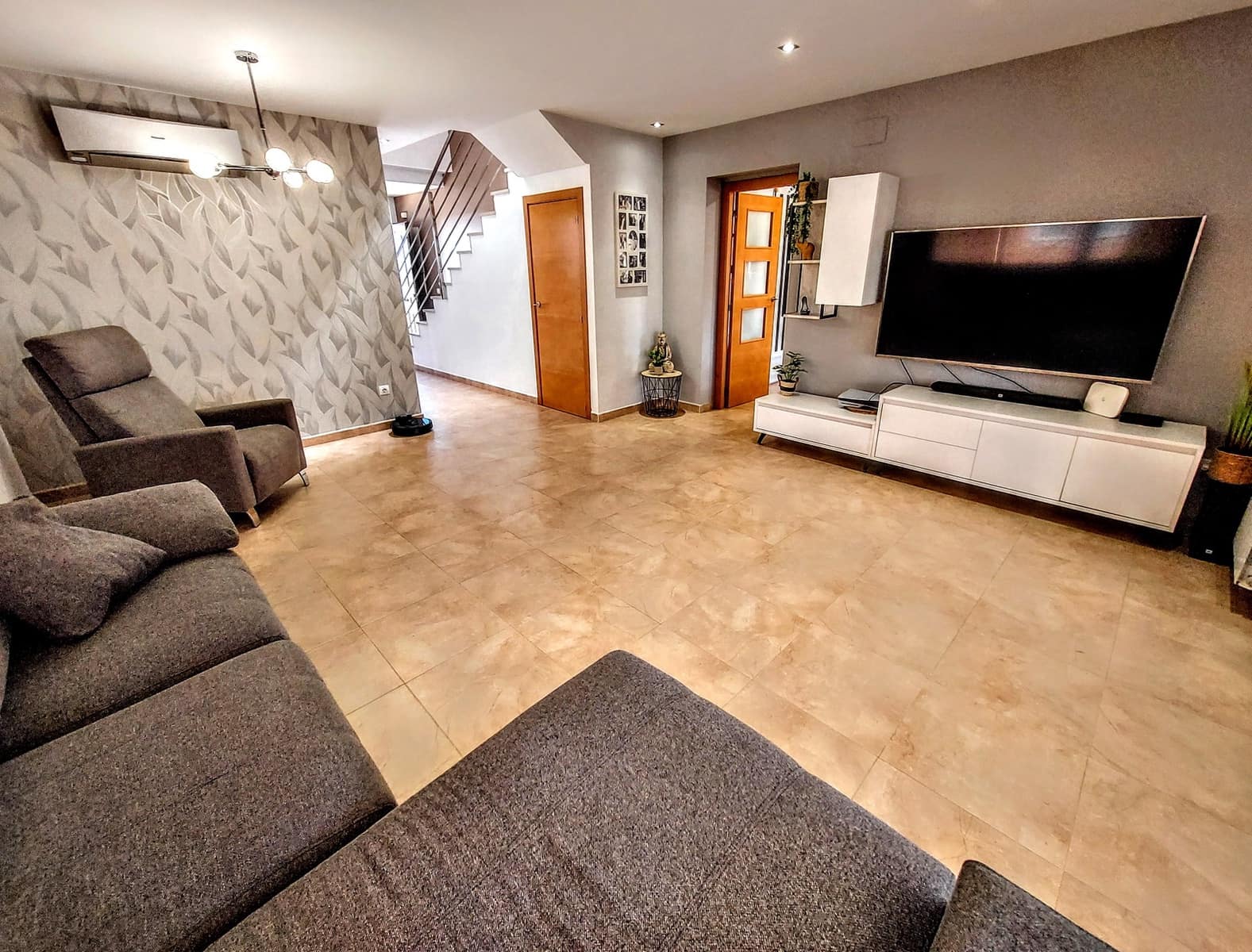 4 slaapkamer Villa te koop in La Pobla de Vallbona met zwembad - € 510.000 (Ref: 9880657)