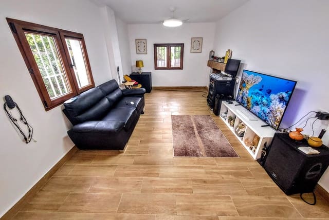 4 bedroom Villa for sale in Montserrat with pool - € 200,000 (Ref: 9889917)