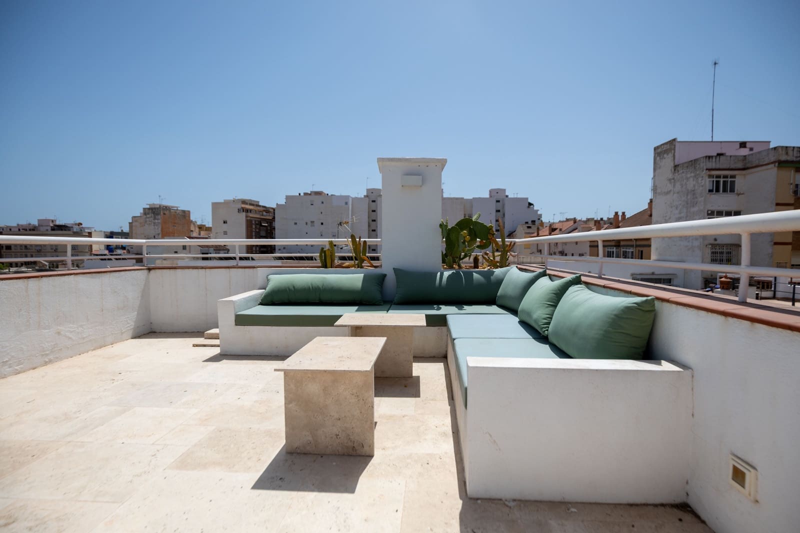 Ático de 4 habitaciones en Málaga ciudad en alquiler - 4.000 € (Ref: 10021502)