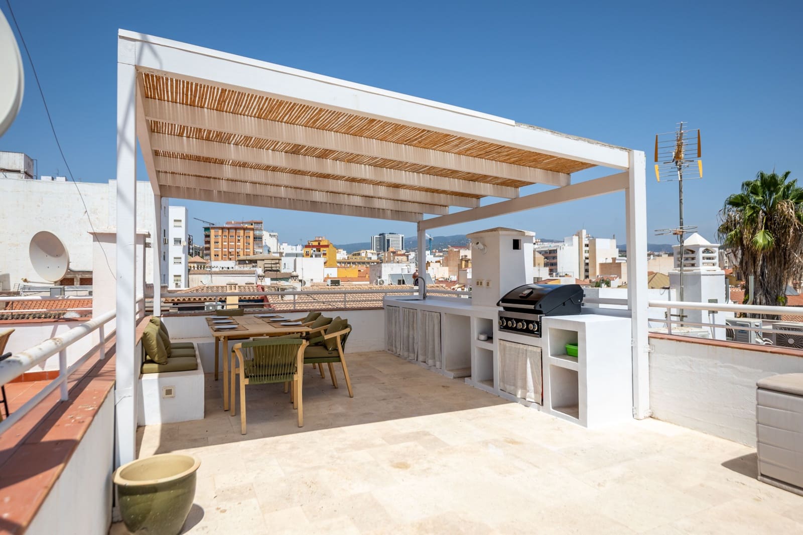 Ático de 4 habitaciones en Málaga ciudad en alquiler - 4.000 € (Ref: 10021502)
