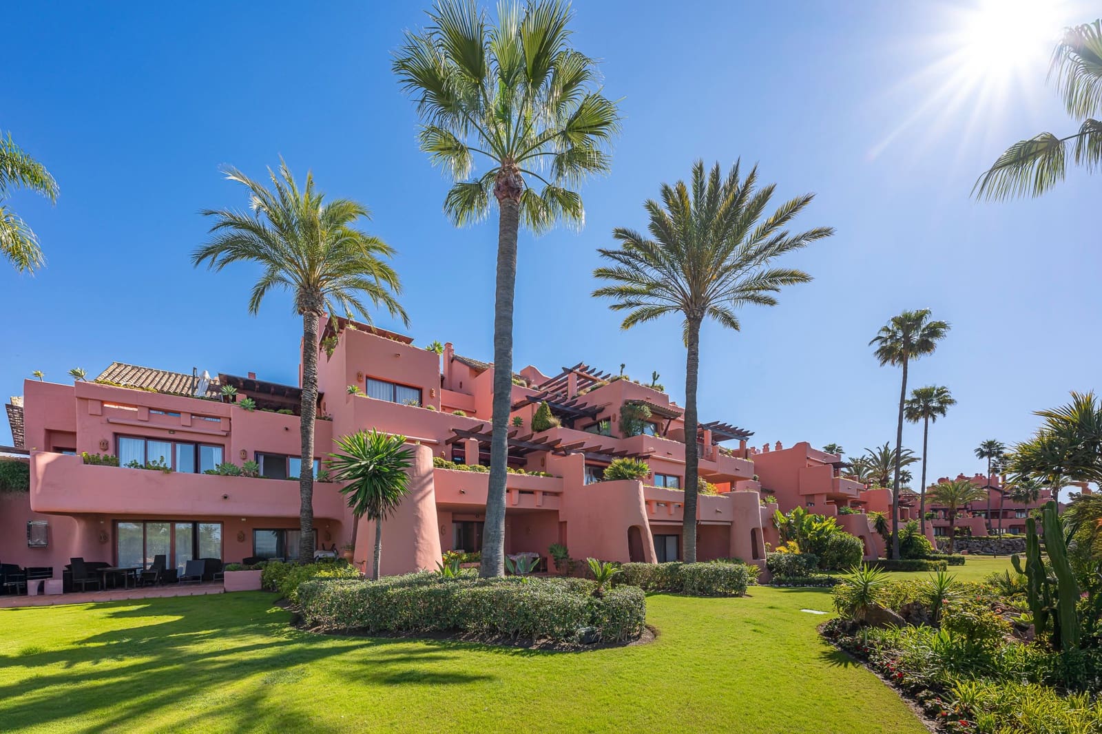 Apartamento de 3 habitaciones en Estepona en venta con piscina garaje - 2.695.000 € (Ref: 10035803)