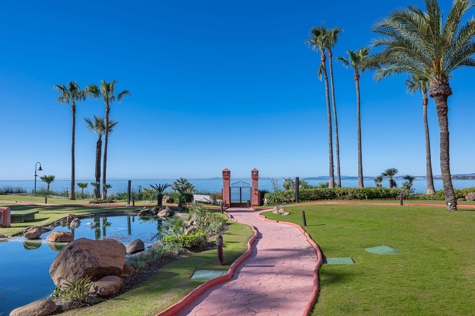 Apartamento de 3 habitaciones en Estepona en venta con piscina garaje - 2.695.000 € (Ref: 10035803)