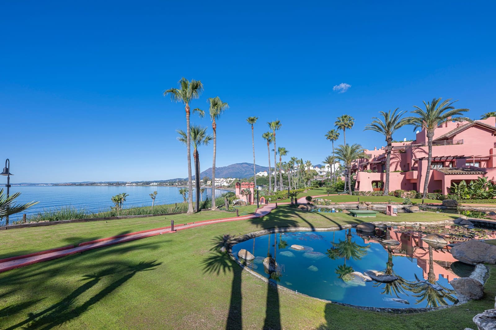 Apartamento de 3 habitaciones en Estepona en venta con piscina garaje - 2.695.000 € (Ref: 10035803)