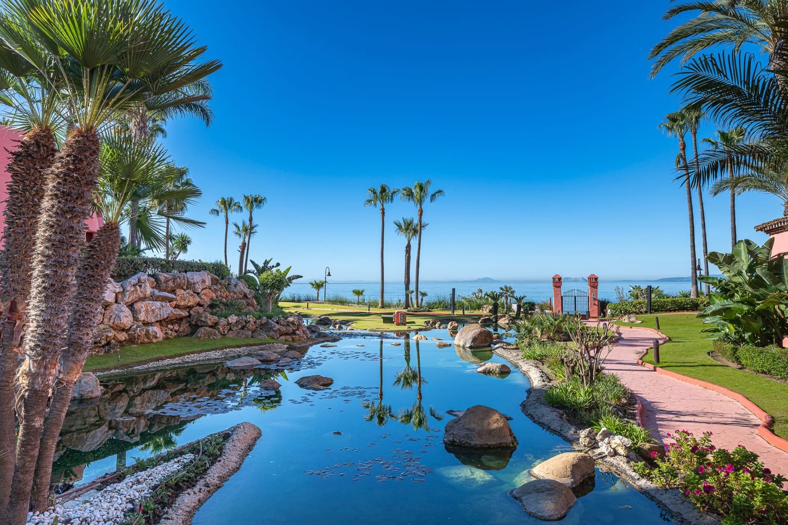 Apartamento de 3 habitaciones en Estepona en venta con piscina garaje - 2.695.000 € (Ref: 10035803)